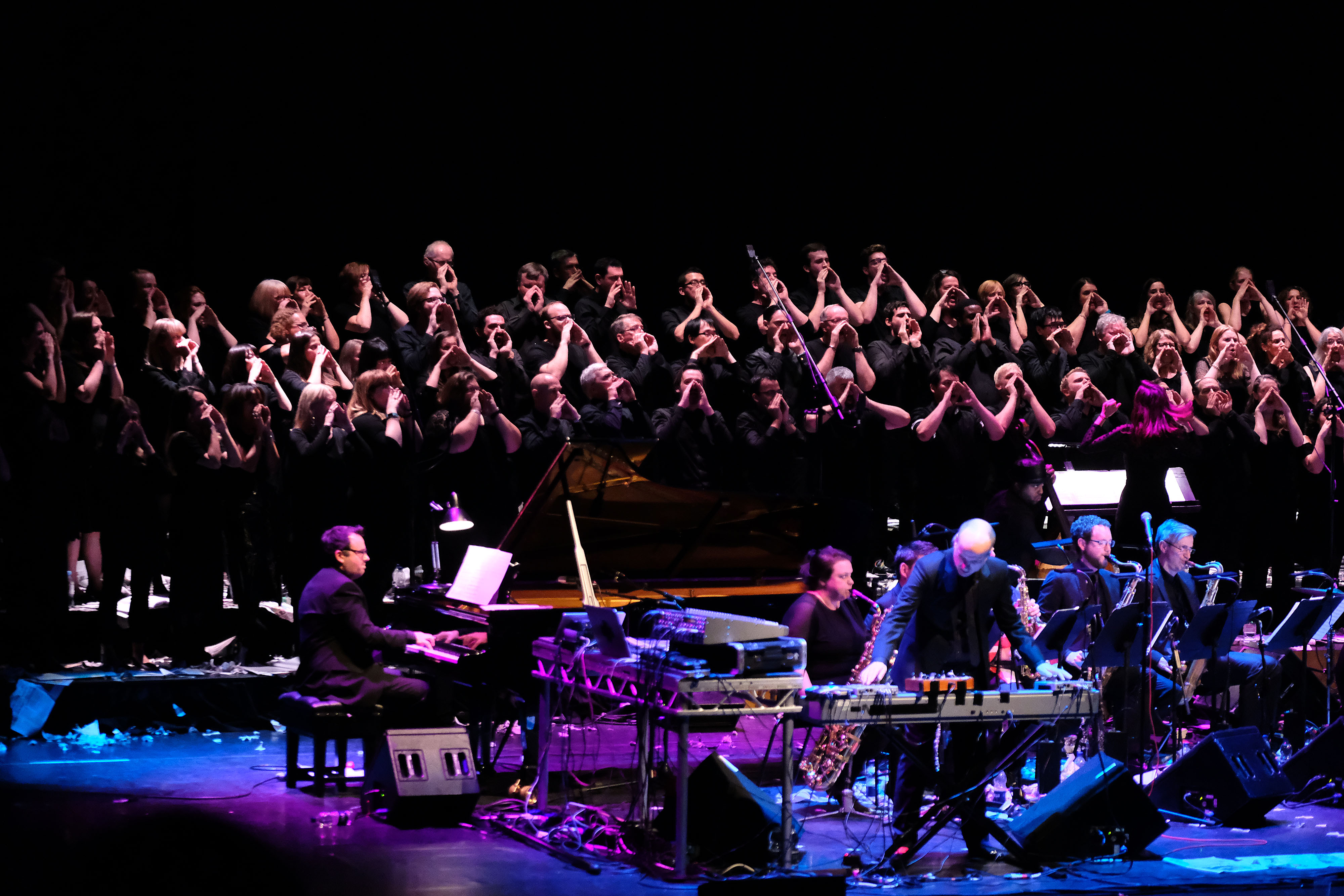 Matthew Herbert Brexit Big Band con London Brexit Choir. Imagen: Mark Allan